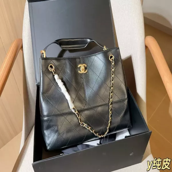 샤넬 25A 퀼팅 로고 체인 토트백
