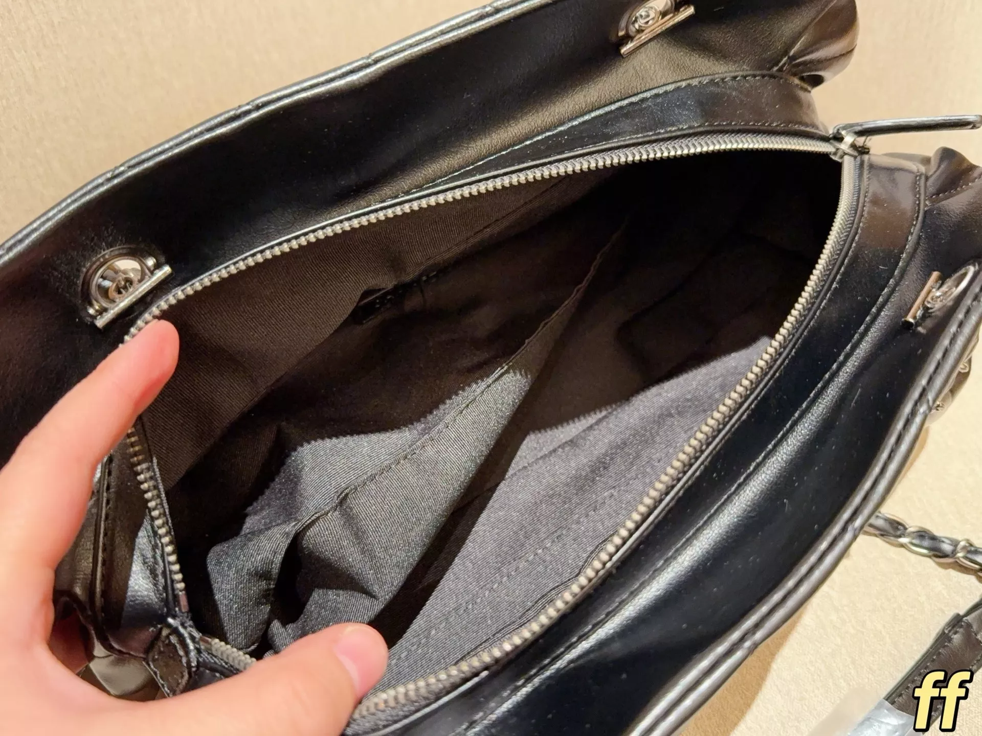 샤넬 빈티지 블랙 퀼팅 실버 체인 숄더백 상세 이미지 9