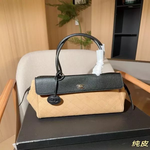 샤넬 더블C 로고 스웨이드 퀼팅 핸드 토트백