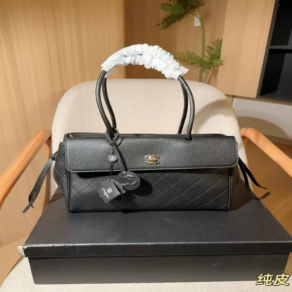 샤넬 더블C 로고 소가죽 핸들 토트백