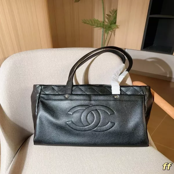 샤넬 중고 블랙 캐비어 레더 더블 C 로고 빅 토트