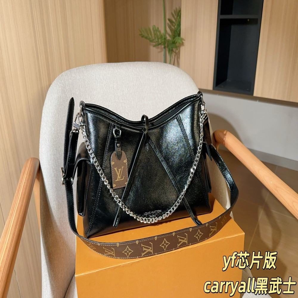루이비통 캐리올 블랙 레더 체인 숄더백
