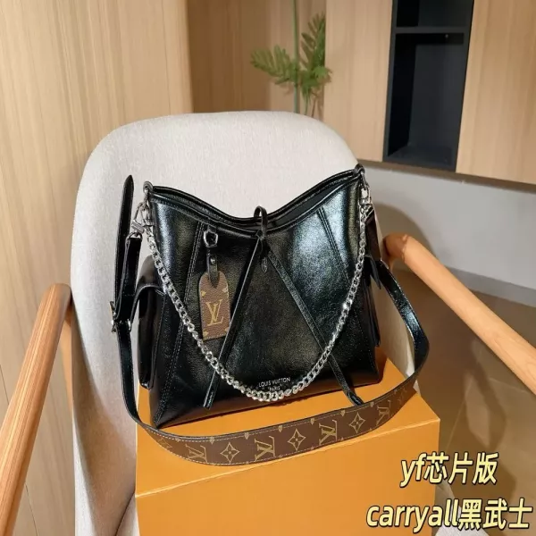 루이비통 캐리올 블랙 레더 체인 숄더백