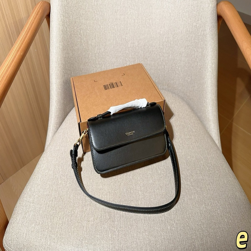 코치 엘로라 플랩 겨드랑이 숄더백