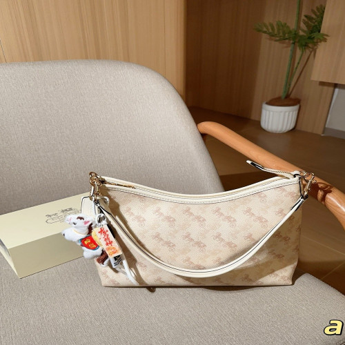 코치 로렐 로고 자카드 겨드랑이백