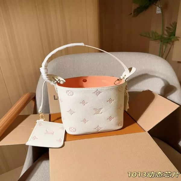 루이비통 올 인 BB 엠보싱 모노그램 버킷백