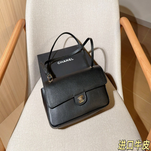 샤넬 더블 플랩 로고 턴락 레더 숄더백