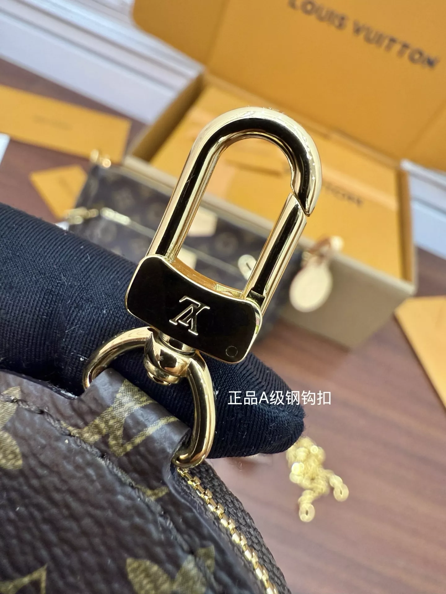 루이비통 모노그램 크로스 스트랩 파우치 세트 상세 이미지 10