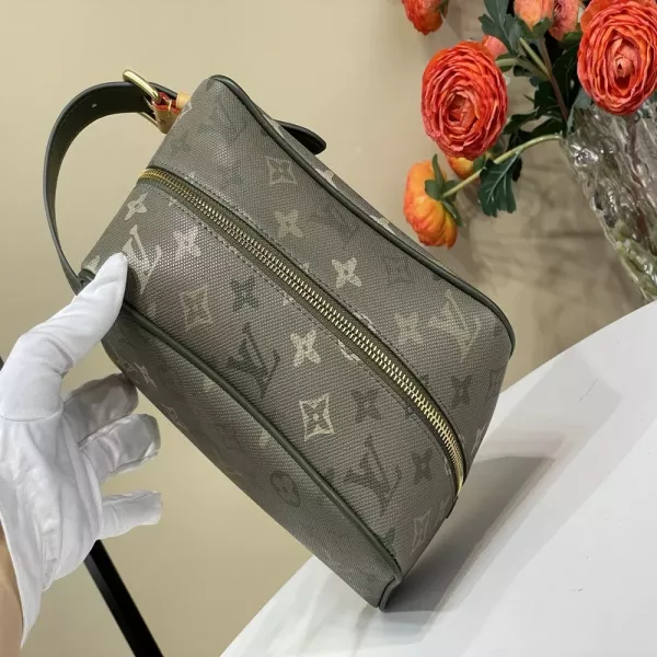 루이비통 로커 돕 키트 모노그램 서플러스 캔버스 파우치
