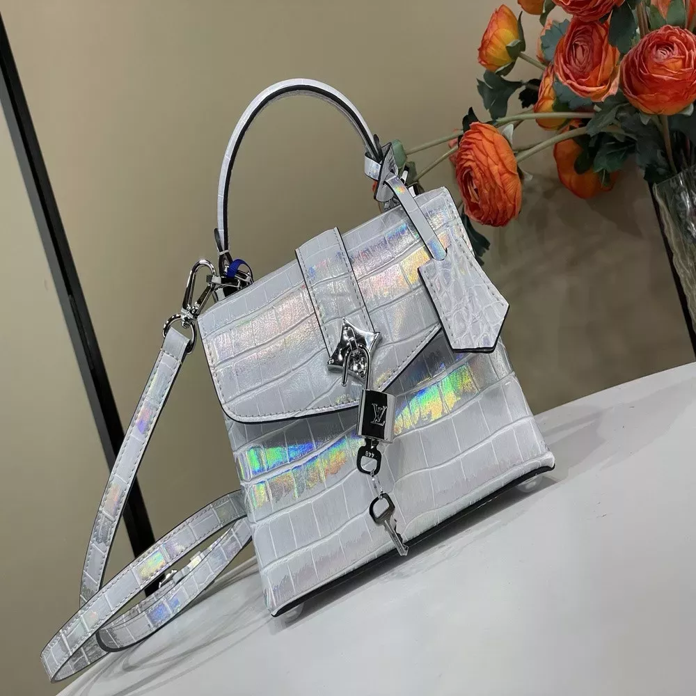 루이비통 로즈 데 방 크로커다일 엠보스드 글로시 핸드백