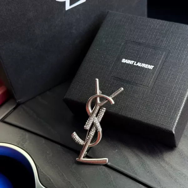 입생로랑 YSL 실버 큐빅 로고 브로치