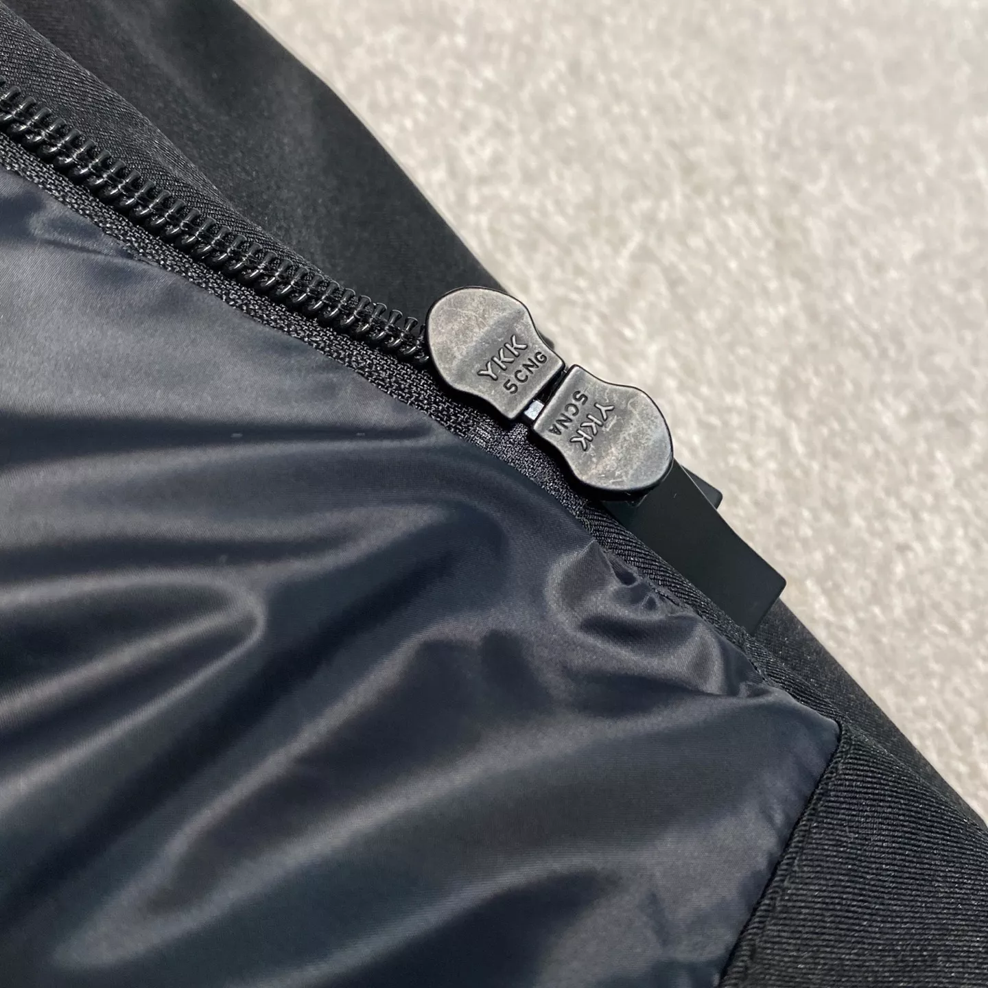 몽클레어 가틸리에 블랙 무광 후드 다운 재킷 상세 이미지 17