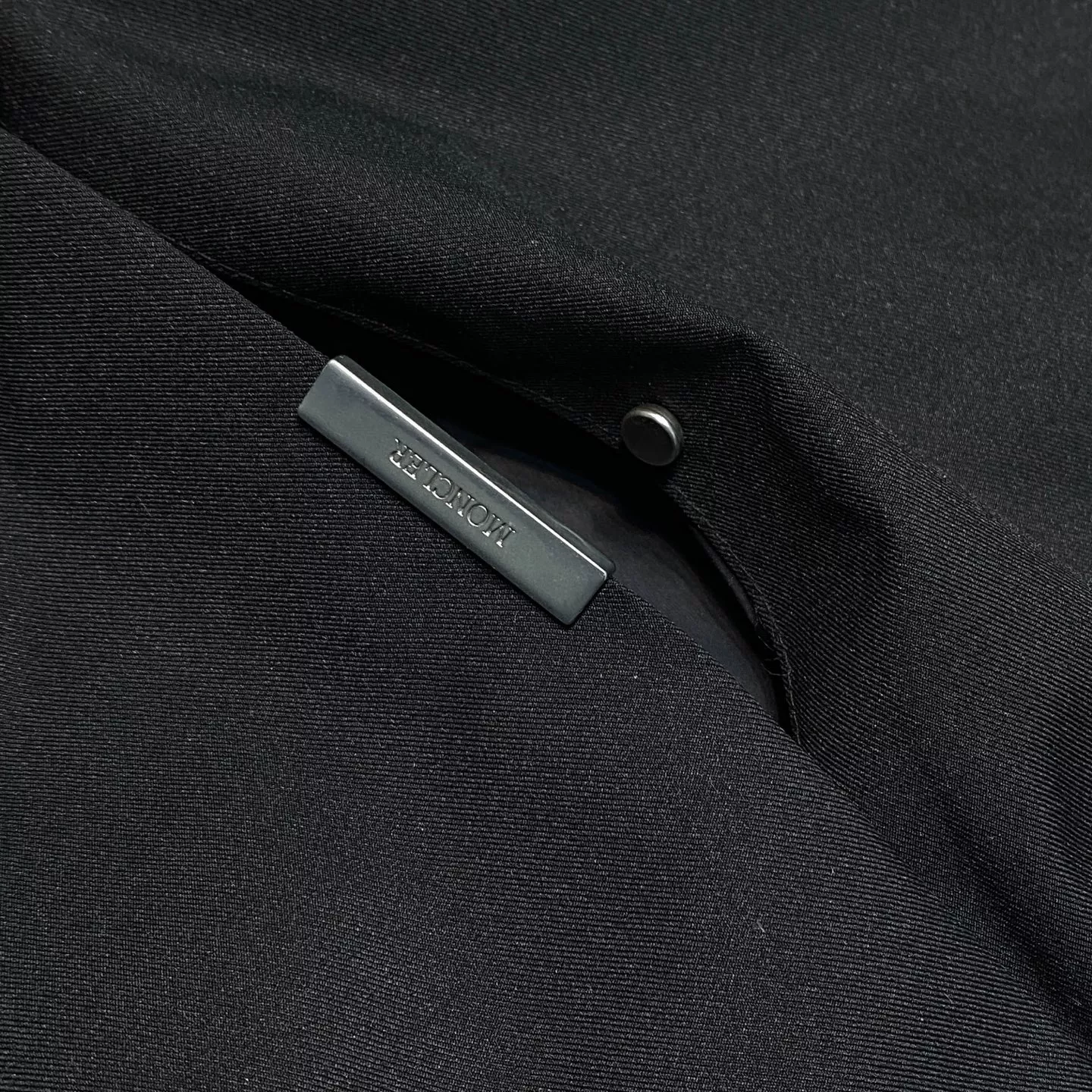몽클레어 가틸리에 블랙 무광 후드 다운 재킷 상세 이미지 12