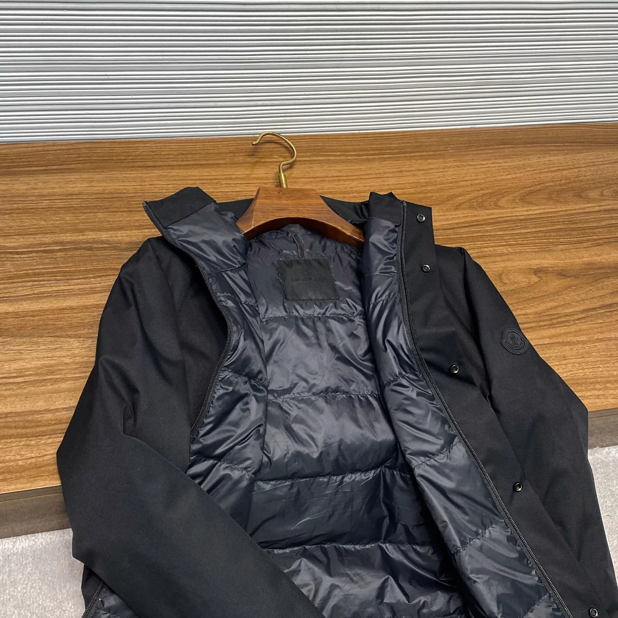 몽클레어 가틸리에 블랙 무광 후드 다운 재킷 상세 이미지 16