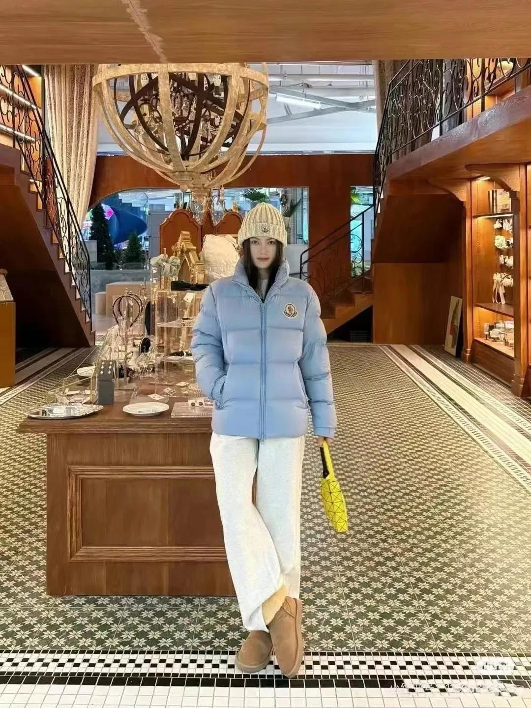 몽클레어 25FW 펠트 자수 와펜 로고 나일론 다운 재킷 상세 이미지 43