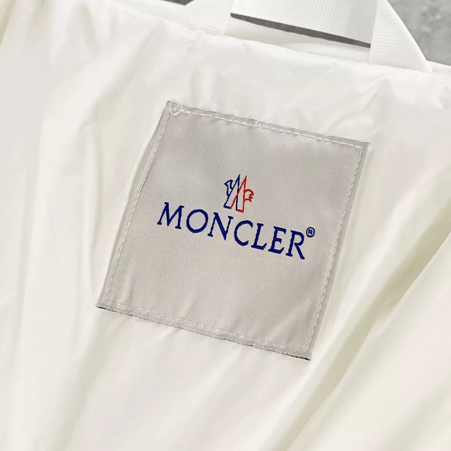 몽클레어 25FW 펠트 자수 와펜 로고 나일론 다운 재킷 상세 이미지 7