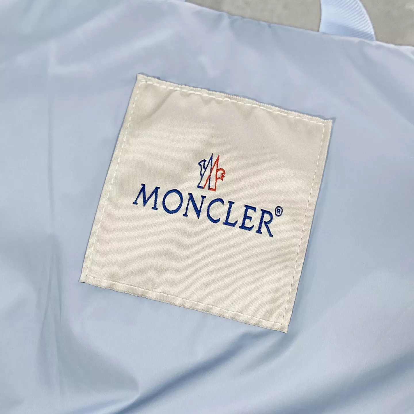 몽클레어 25FW 펠트 자수 와펜 로고 나일론 다운 재킷 상세 이미지 17