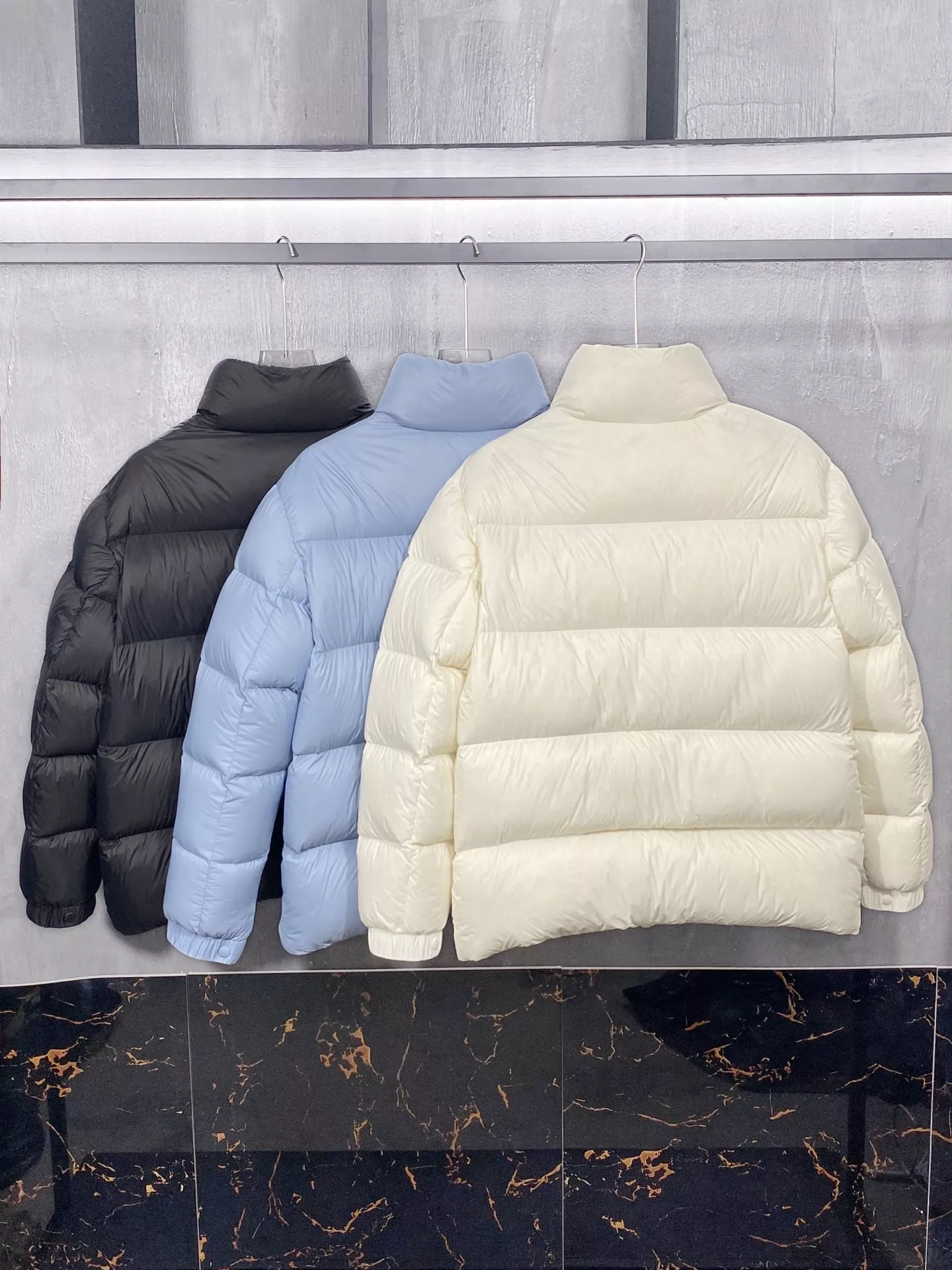몽클레어 25FW 펠트 자수 와펜 로고 나일론 다운 재킷 상세 이미지 2