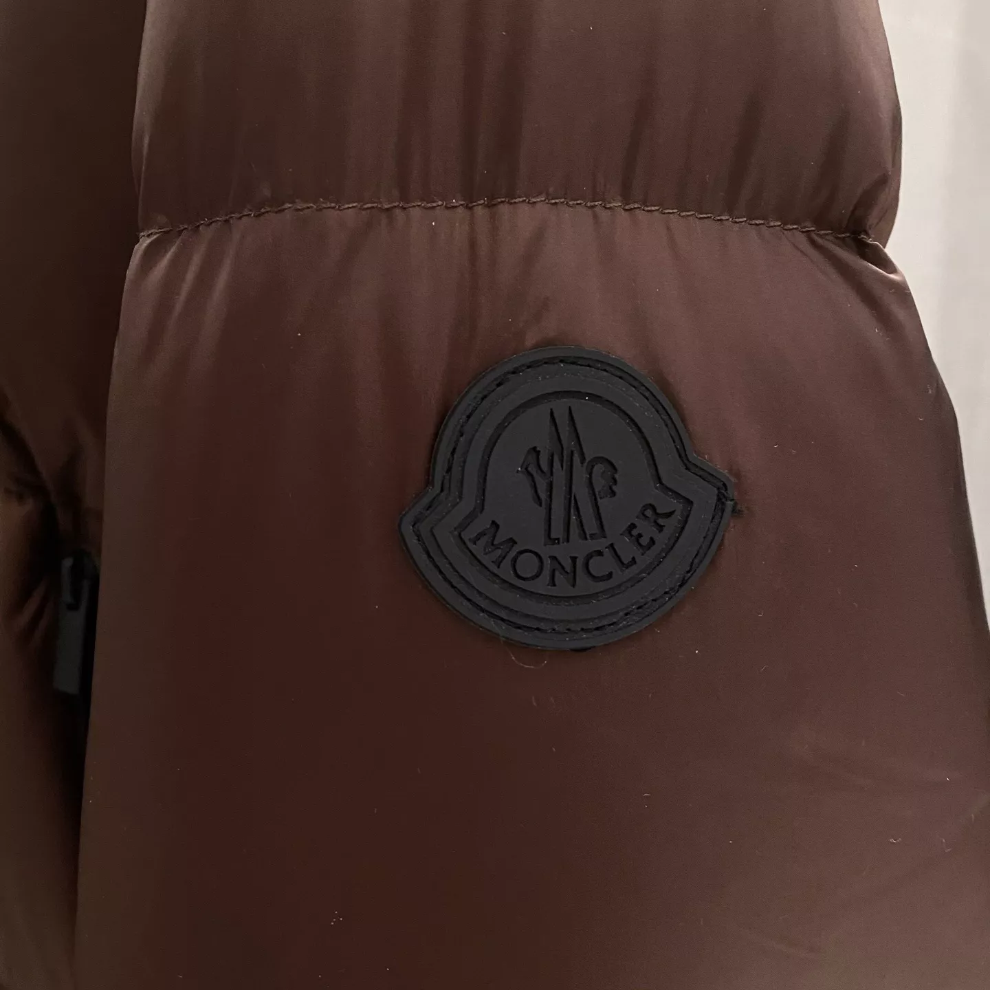 몽클레어 블랙라벨 와펜 하이넥 구스다운 패딩 재킷 상세 이미지 15