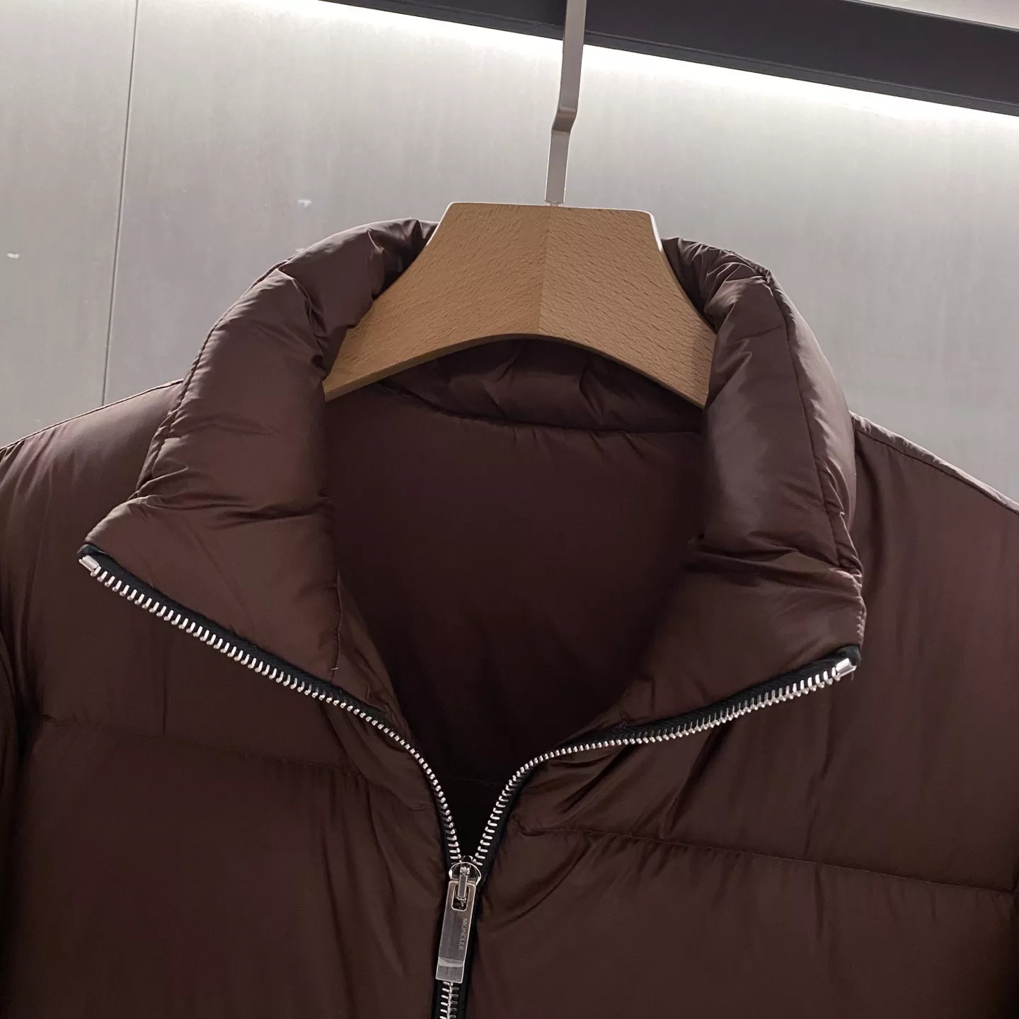몽클레어 블랙라벨 와펜 하이넥 구스다운 패딩 재킷 상세 이미지 18