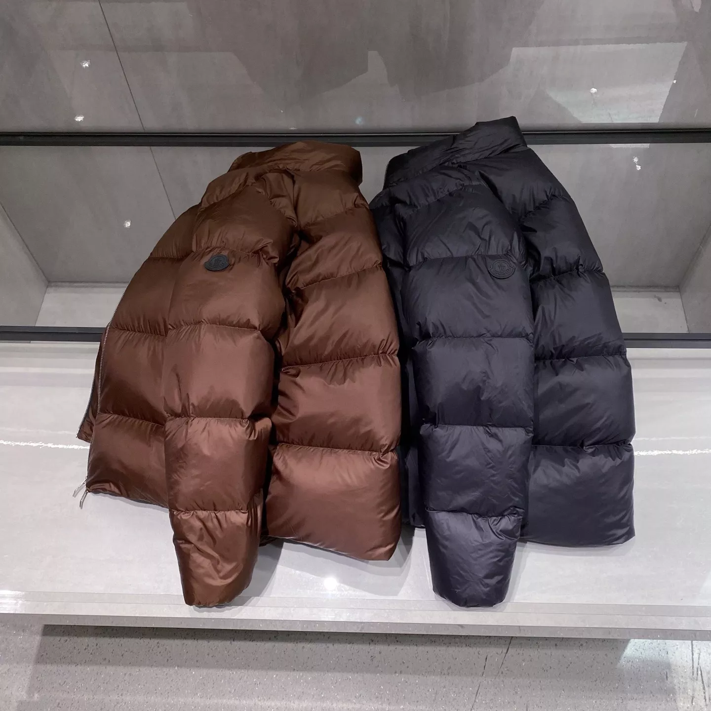 몽클레어 블랙라벨 와펜 하이넥 구스다운 패딩 재킷 상세 이미지 4