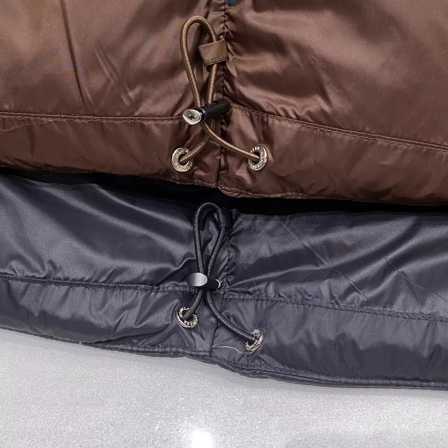 몽클레어 블랙라벨 와펜 하이넥 구스다운 패딩 재킷 상세 이미지 9