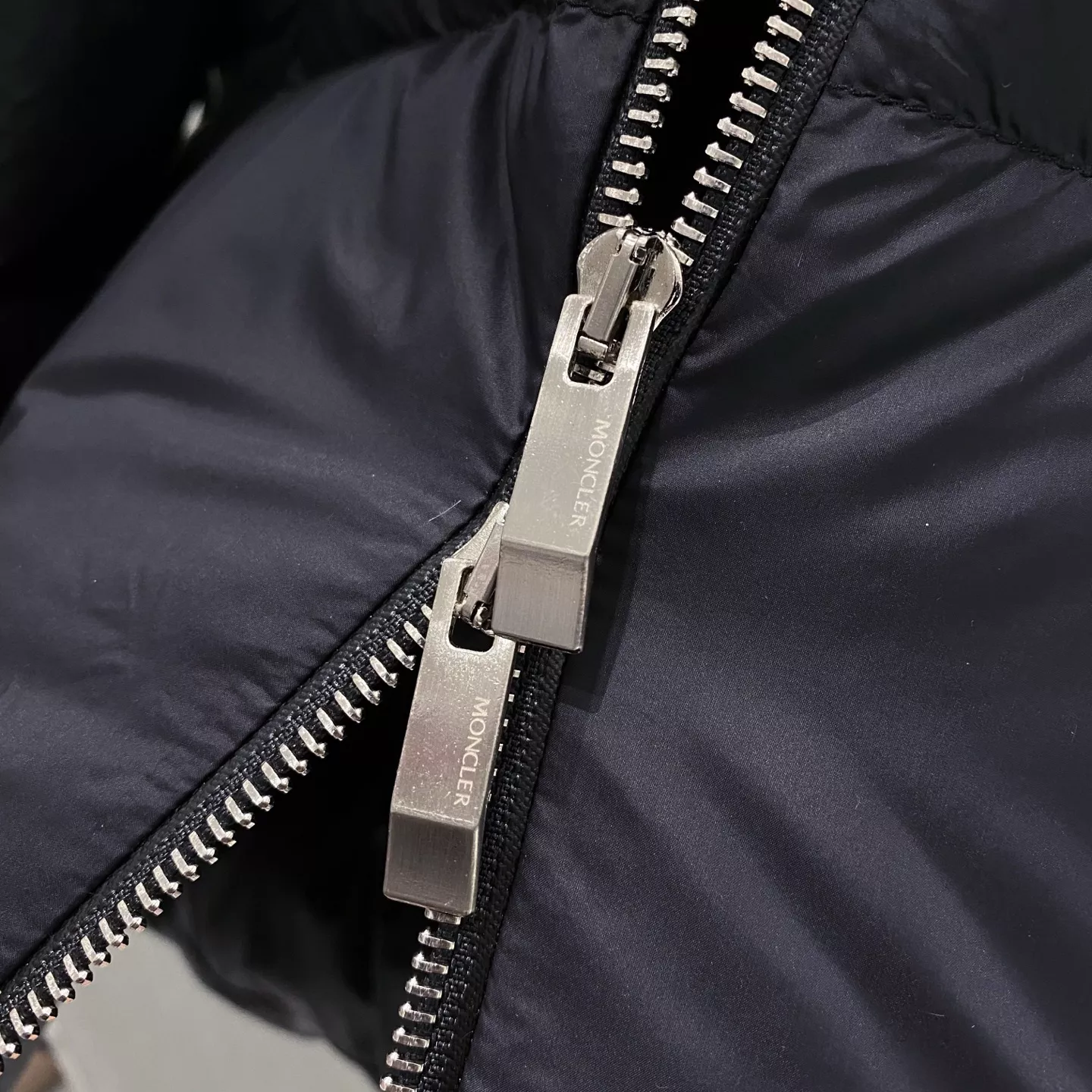 몽클레어 블랙라벨 와펜 하이넥 구스다운 패딩 재킷 상세 이미지 21
