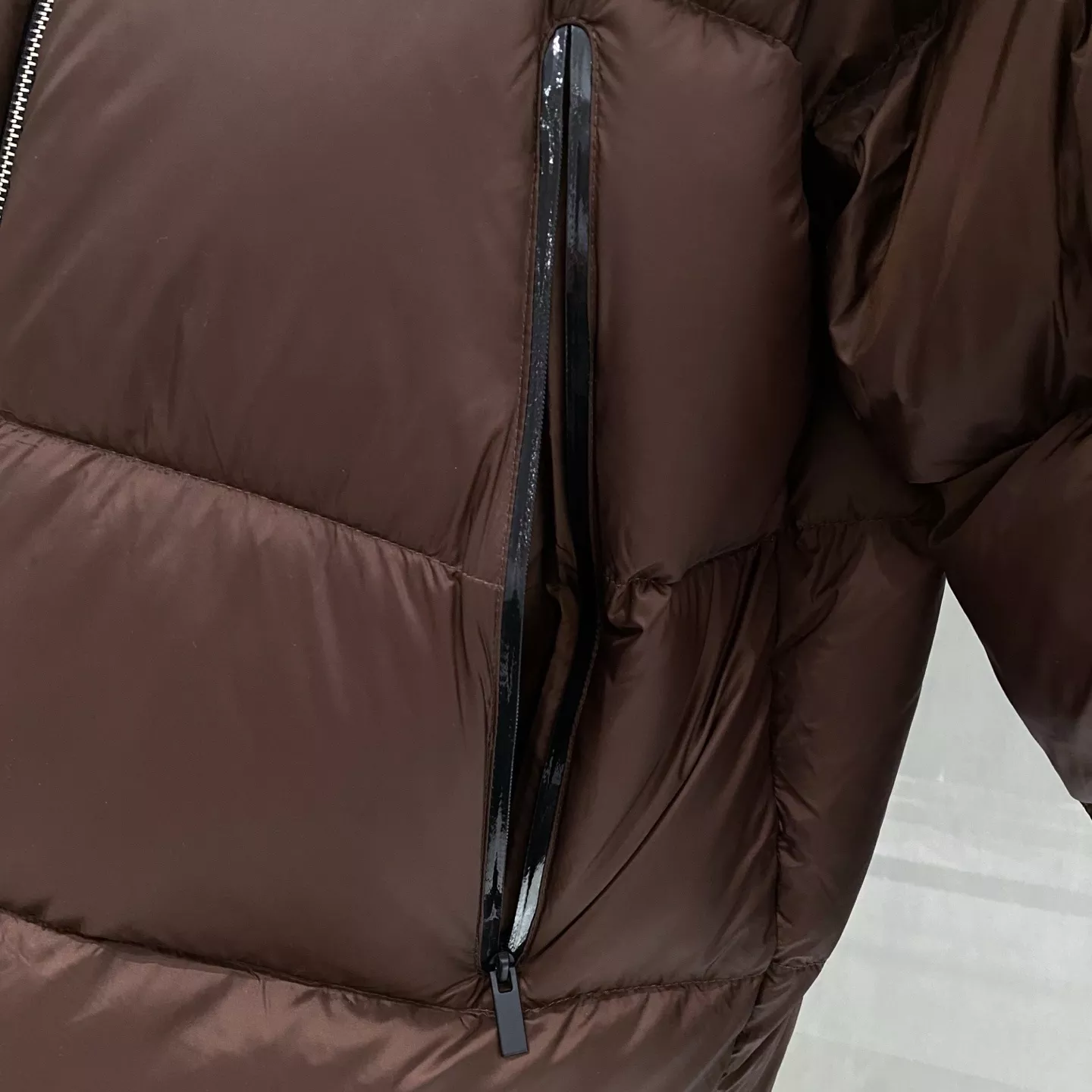 몽클레어 블랙라벨 와펜 하이넥 구스다운 패딩 재킷 상세 이미지 14