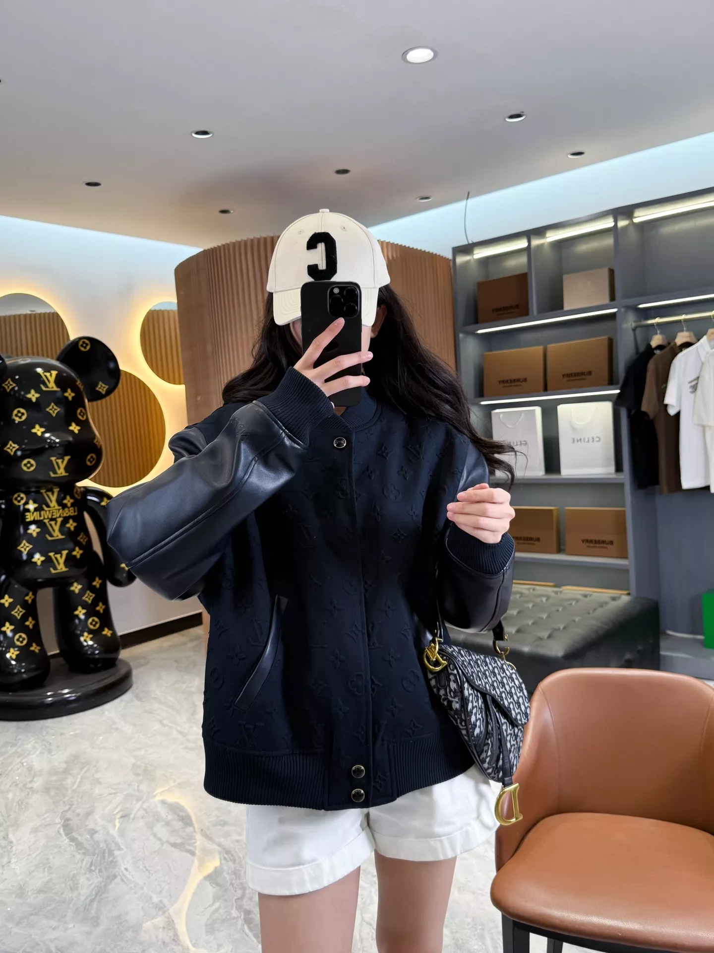루이비통 모노그램 엠보싱 바시티 재킷 상세 이미지 63