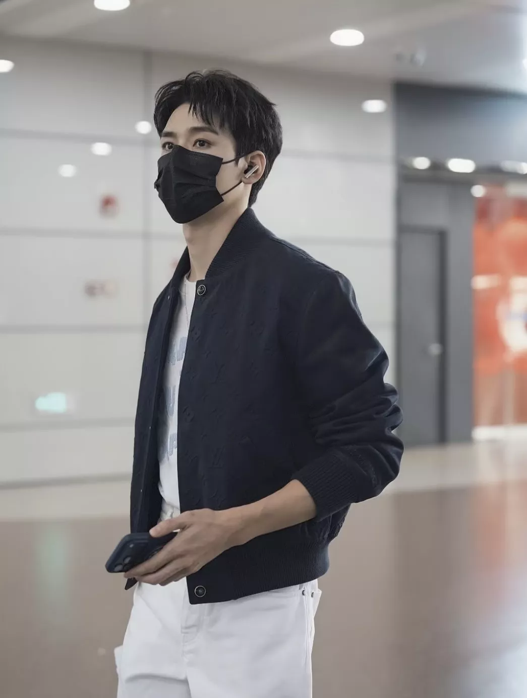 루이비통 모노그램 엠보싱 바시티 재킷 상세 이미지 51