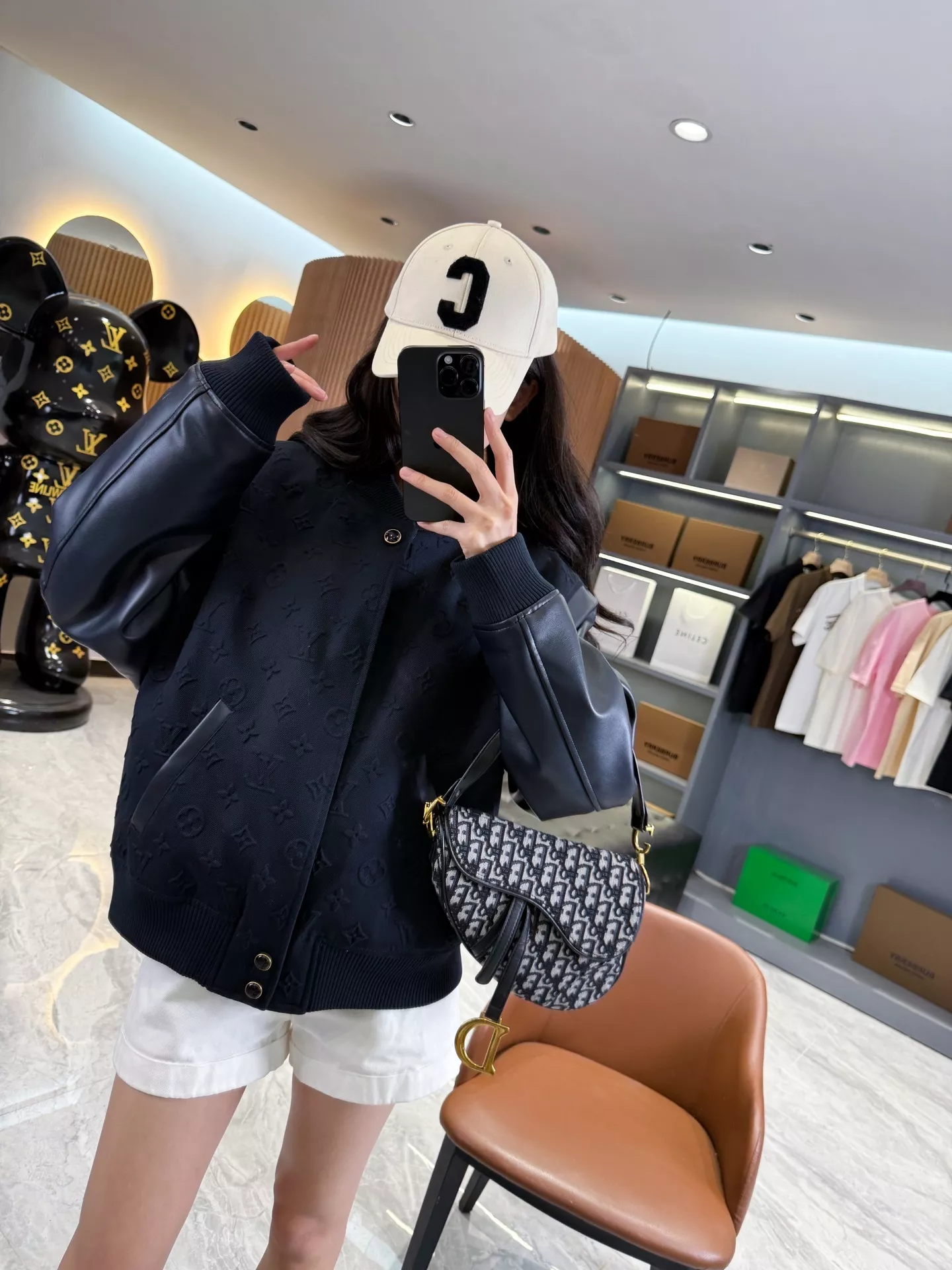 루이비통 모노그램 엠보싱 바시티 재킷 상세 이미지 65