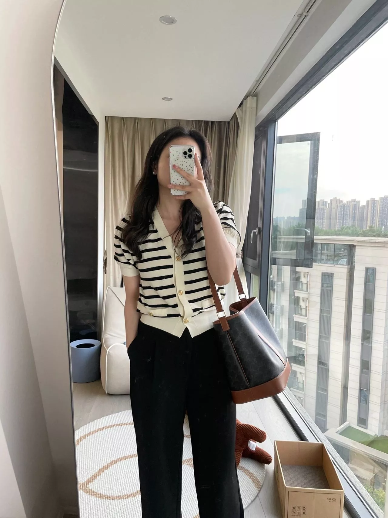 셀린느 트리오페 미디엄 버킷백 상세 이미지 18