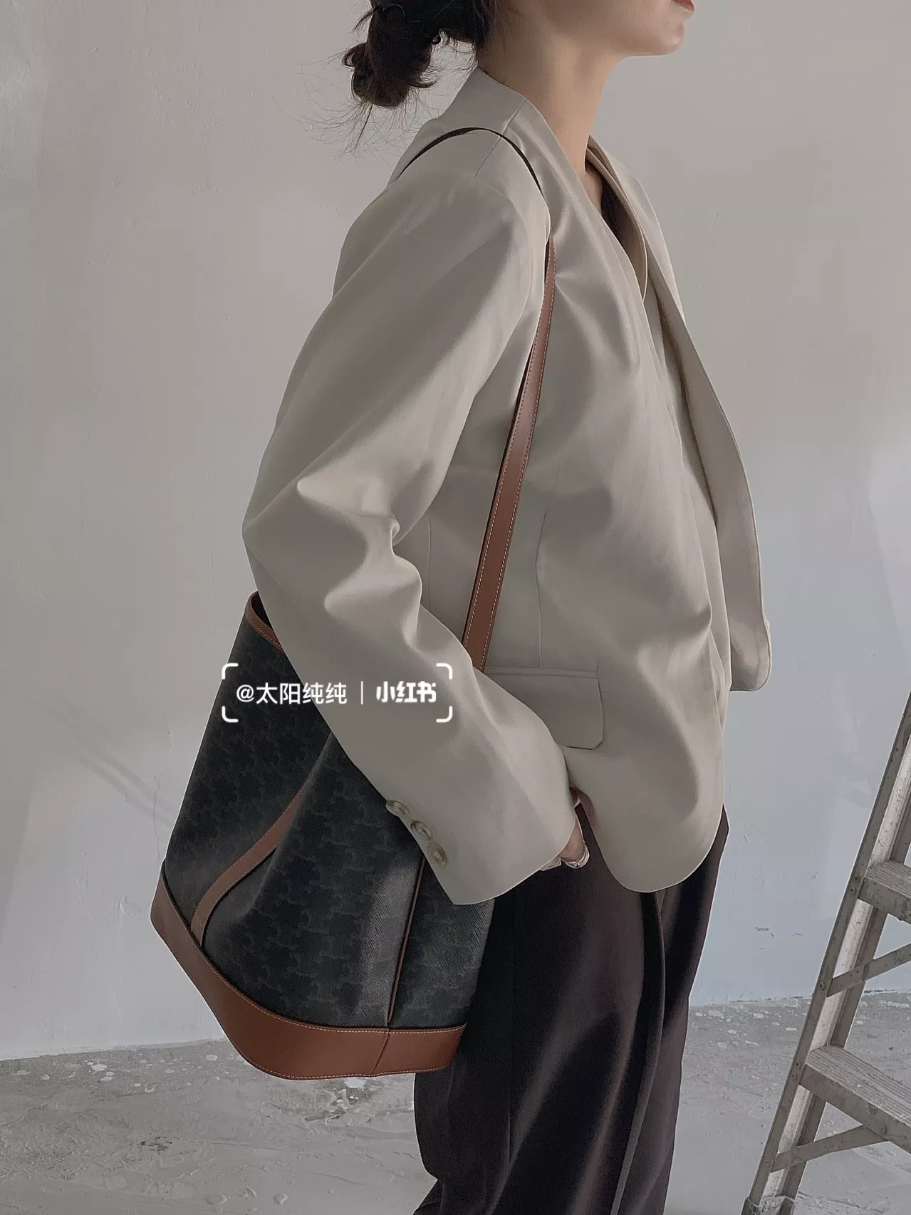 셀린느 트리오페 미디엄 버킷백 상세 이미지 23