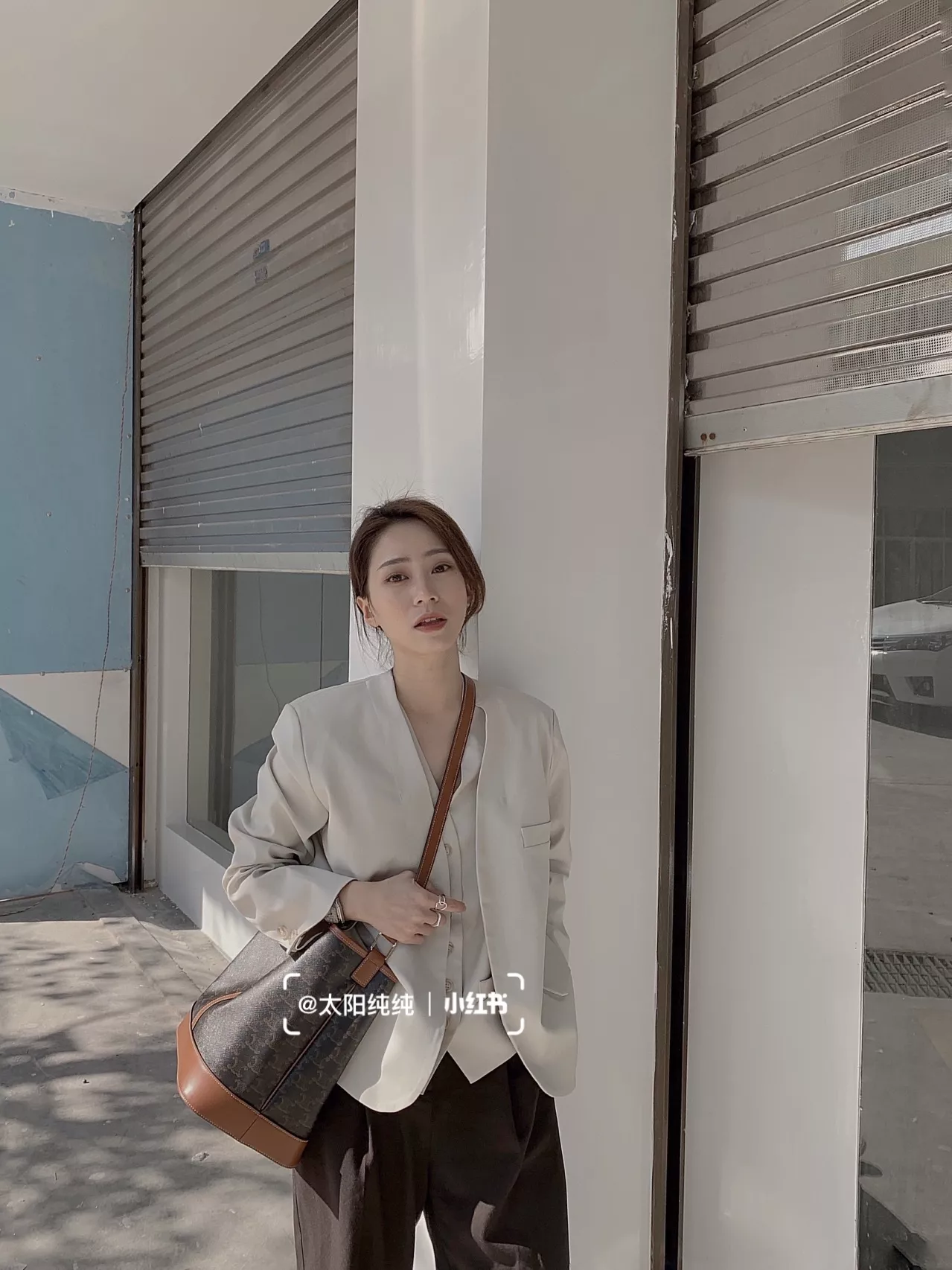 셀린느 트리오페 미디엄 버킷백 상세 이미지 21