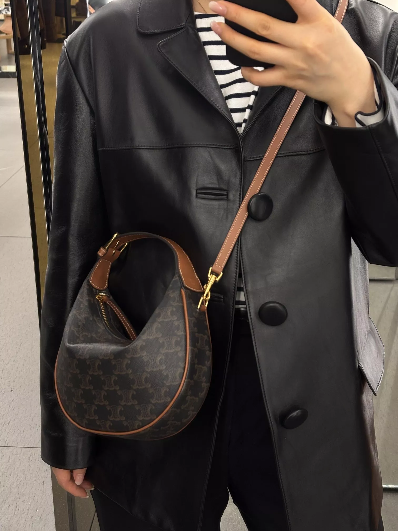 셀린느 틴 트리옹프 로고 프린트 가죽 트리밍 숄더백 상세 이미지 30