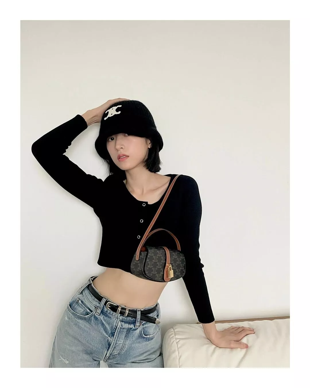 셀린느 타부 락 장식 트리옹프 캔버스 숄더백 상세 이미지 36