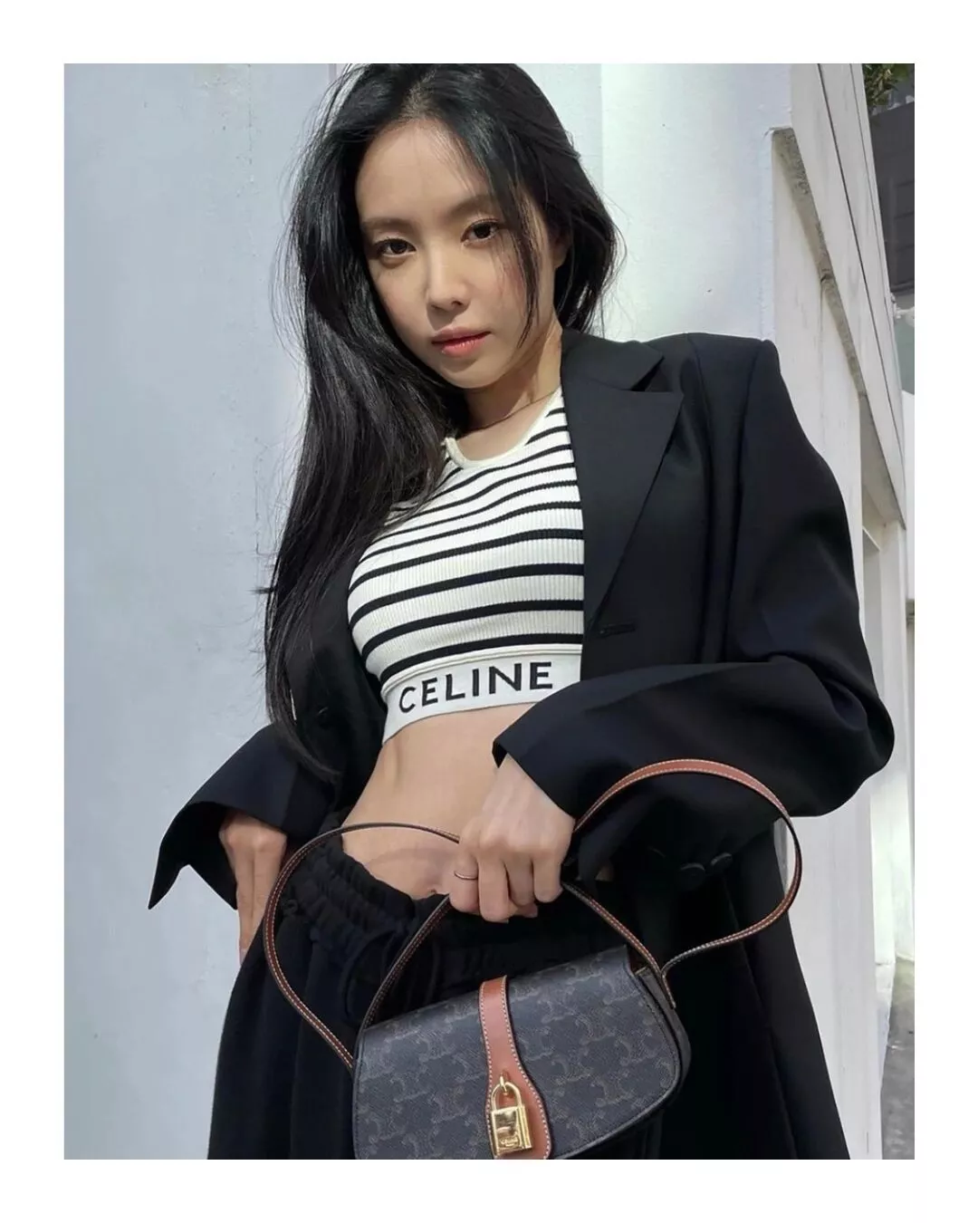 셀린느 타부 락 장식 트리옹프 캔버스 숄더백 상세 이미지 42