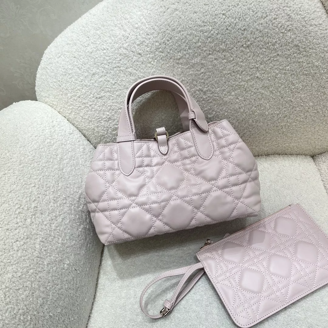 디올 레이디백 스몰 퀼팅 참 장식 상세 이미지 3