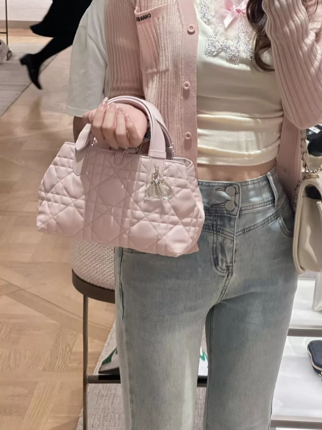디올 레이디백 스몰 퀼팅 참 장식 상세 이미지 11