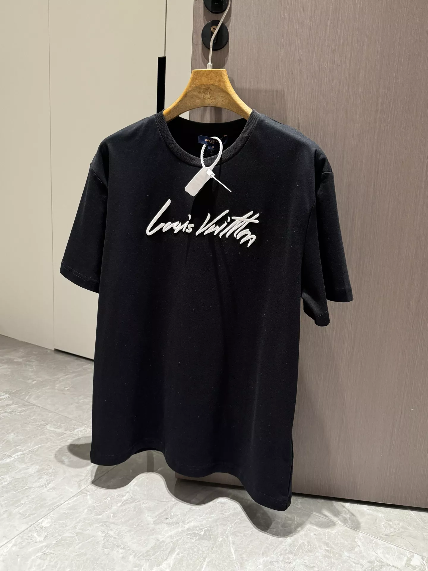 루이비통 손글씨 로고 자수 코튼 니트 티셔츠 상세 이미지 2