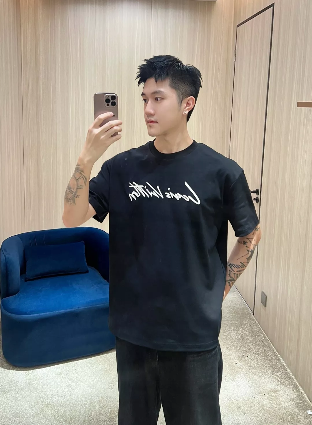 루이비통 손글씨 로고 자수 코튼 니트 티셔츠 상세 이미지 25