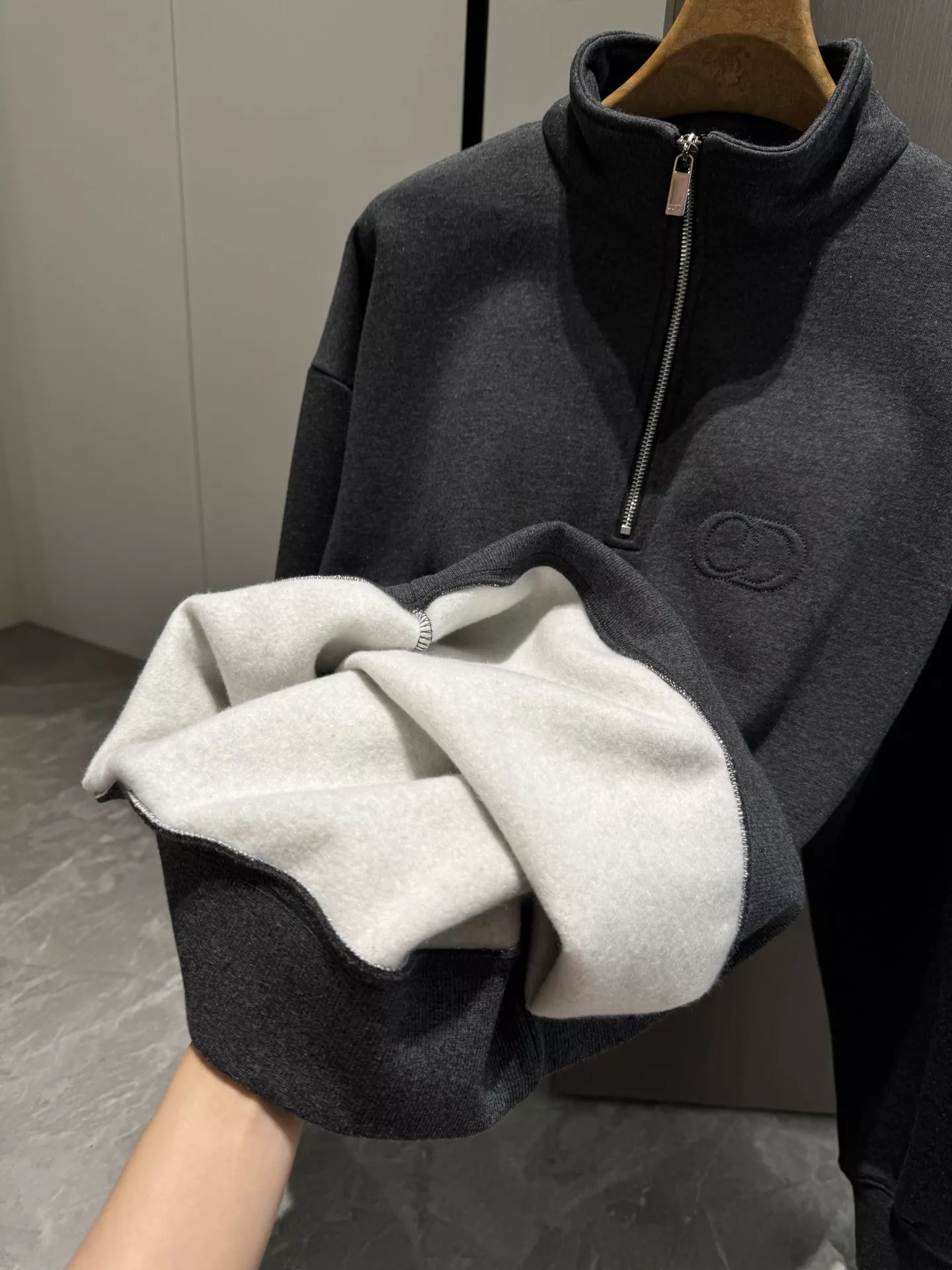 디올 CD 로고 자수 하프집업 기모 스웻셔츠 상세 이미지 14