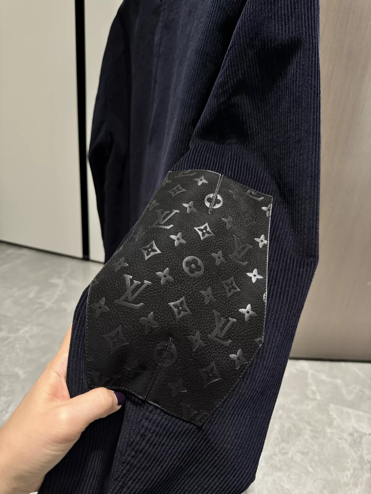루이비통 V넥 코듀로이 버튼 재킷 상세 이미지 10