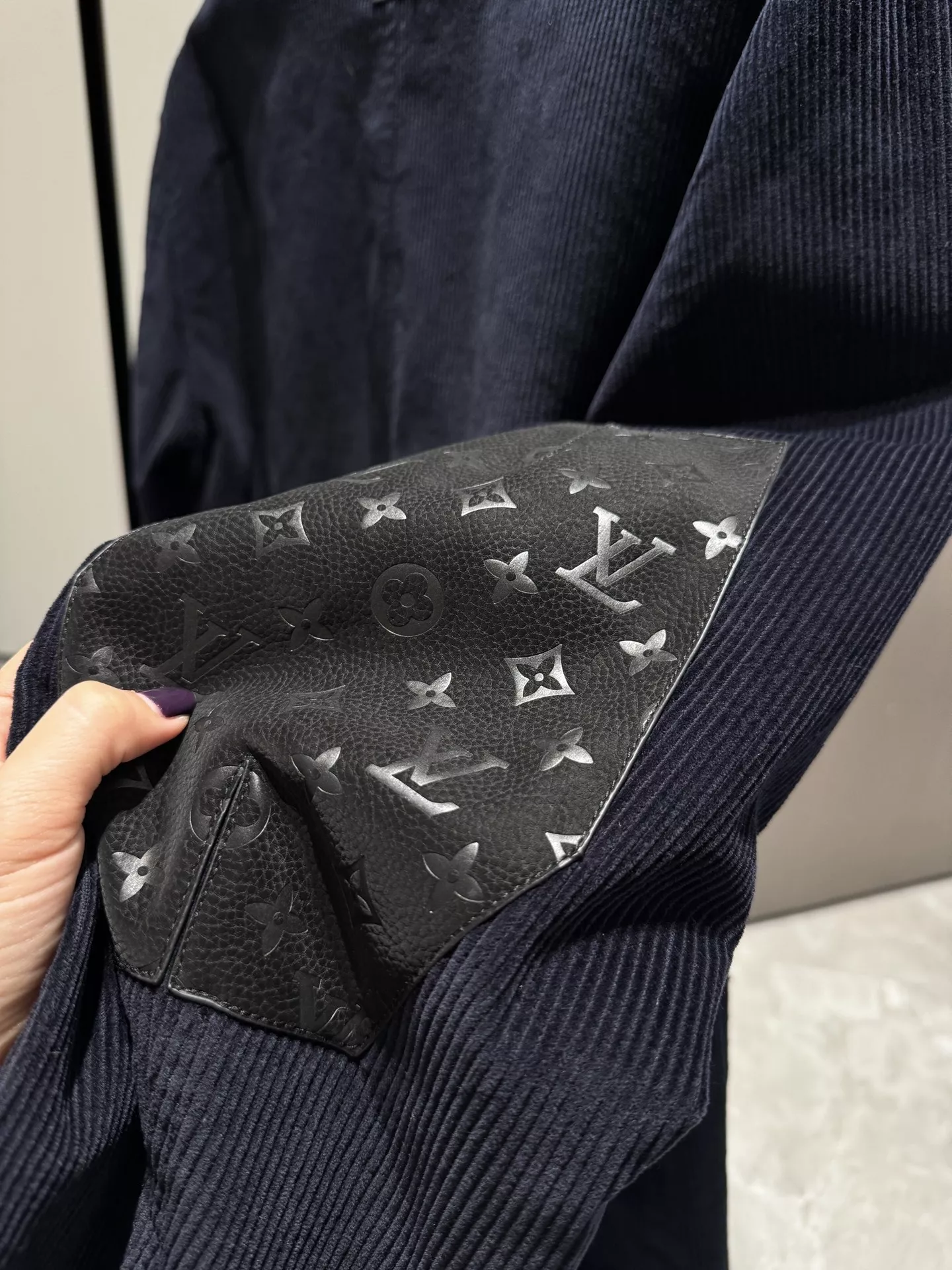 루이비통 V넥 코듀로이 버튼 재킷 상세 이미지 15