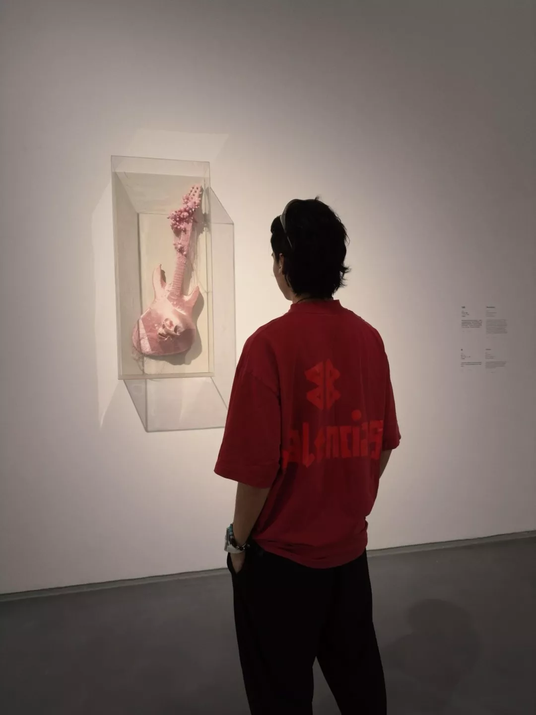 발렌시아가 테이프 레터링 프린트 워싱 디스트로이드 코튼 반소매 티셔츠 상세 이미지 27