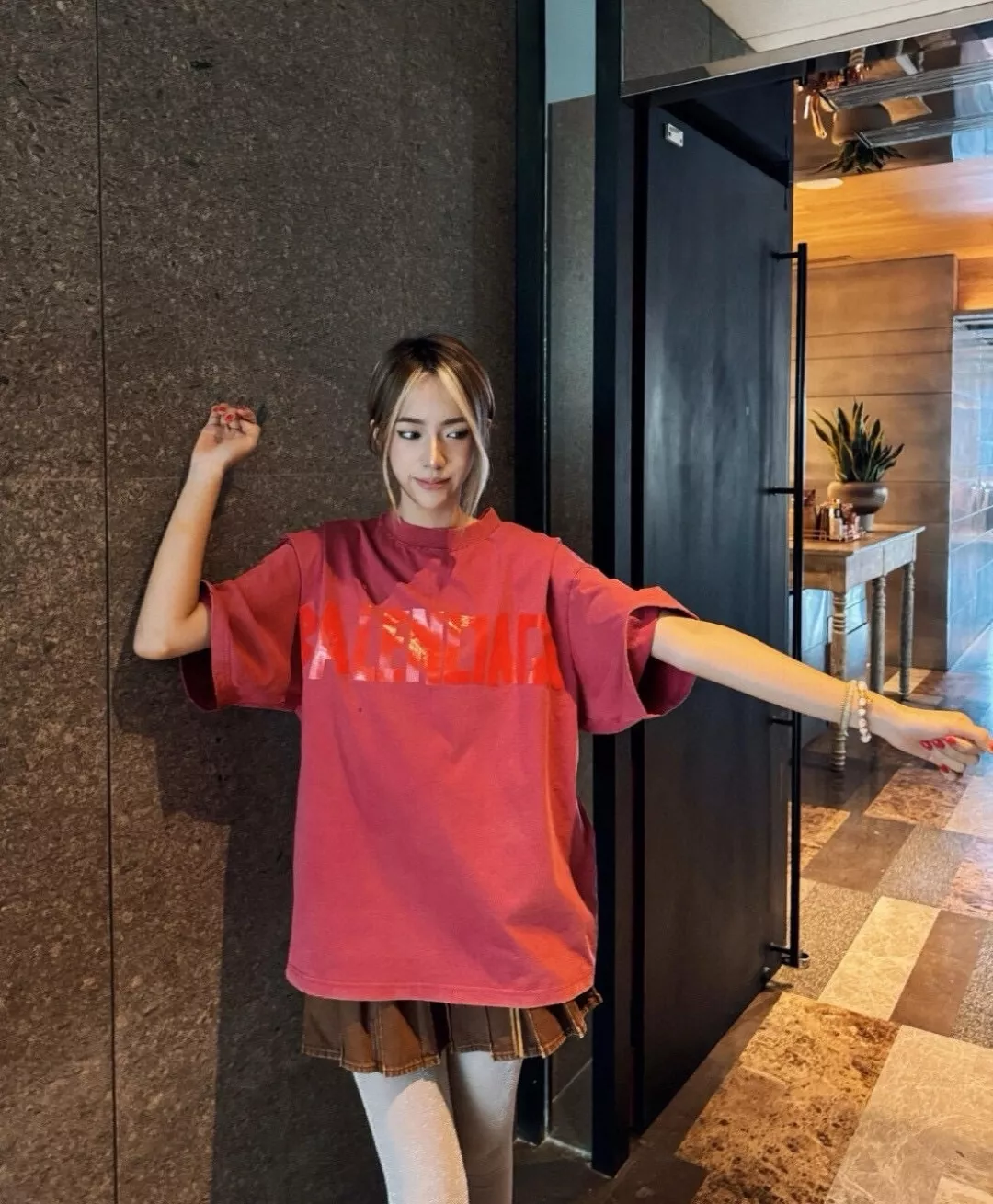발렌시아가 테이프 레터링 프린트 워싱 디스트로이드 코튼 반소매 티셔츠 상세 이미지 26