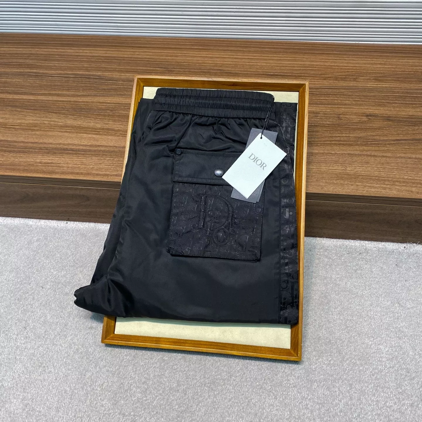 디올 고밀도 나일론 드로스트링 스트레이트 팬츠 상세 이미지 8
