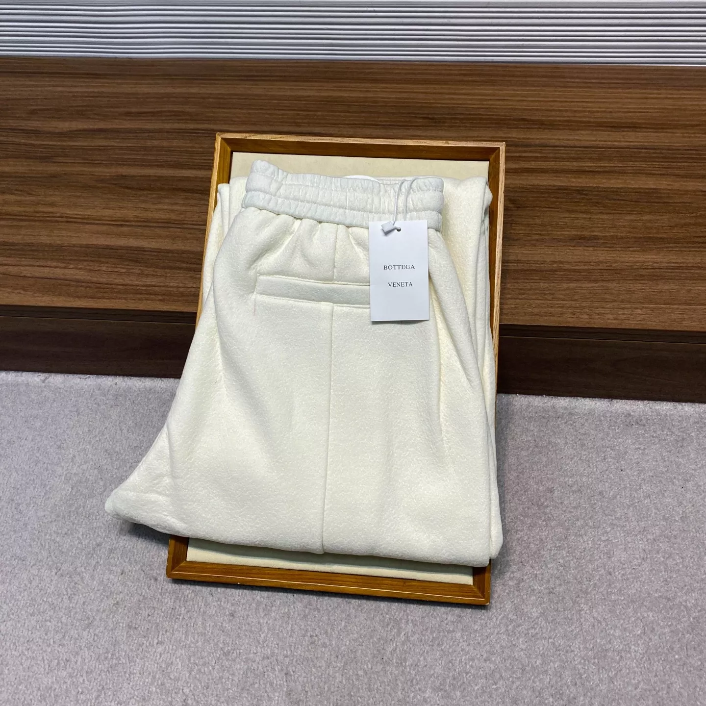보테가베네타 미색 퍼프 텍스처 기모 드로스트링 팬츠 상세 이미지 8