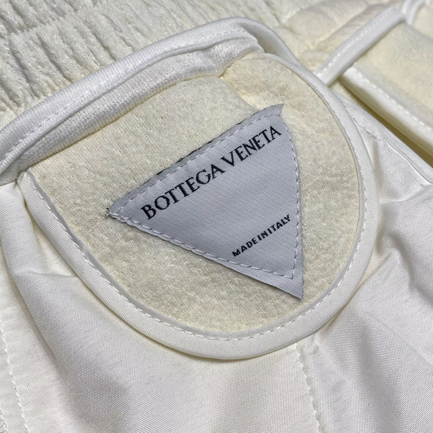 보테가베네타 미색 퍼프 텍스처 기모 드로스트링 팬츠 상세 이미지 16
