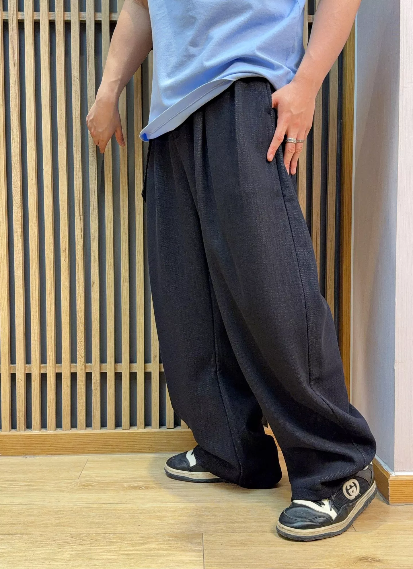 발렌티노 VLTN 로고 허리벨트 와이드 기모 코튼 팬츠 상세 이미지 22